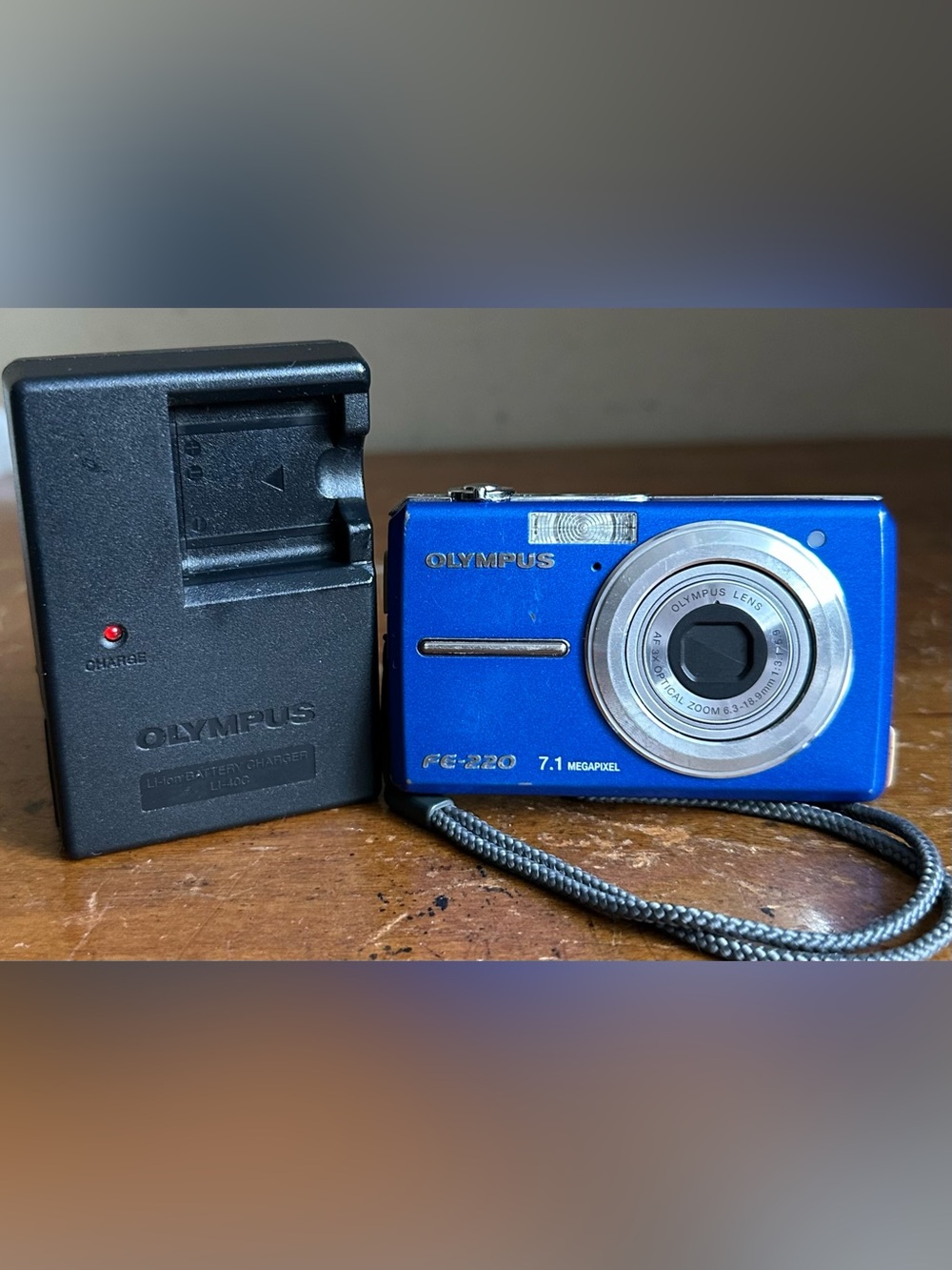 Olympus FE-220 Compact 7.1MP 3x Optical Zoom Point & Shoot Digital Camera Blue